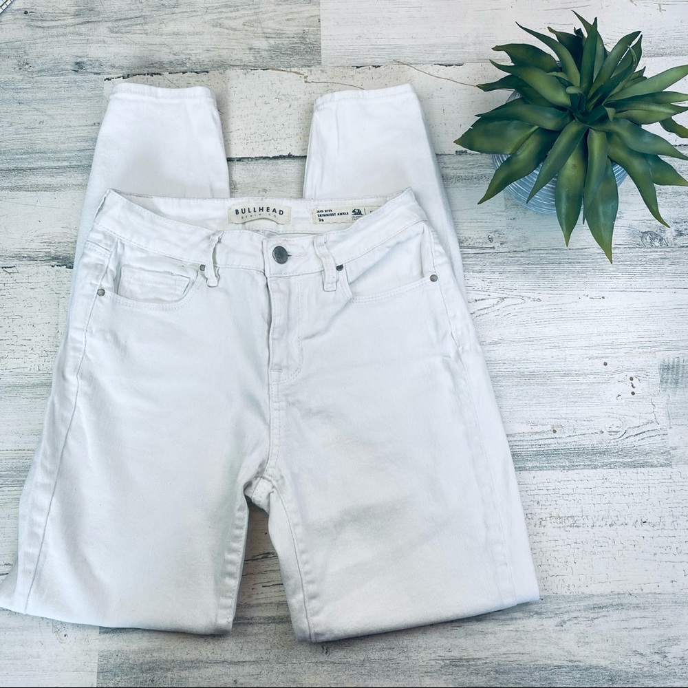 Bullhead white mid rise skinniest
